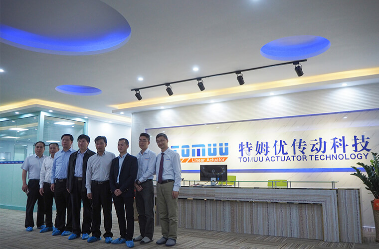 兰考县政府来电动推杆厂家进行考察 兰考县政府来电动推杆厂家进行考察